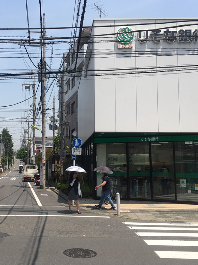 3.横断歩道を渡り直進します。